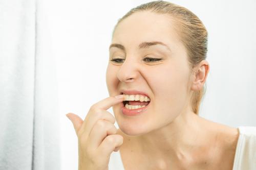 坊間不少美容美甲店與醫美診所推出牙齒美容相關療程，但並非由正規牙科醫師評估及施作，毫無保障。（圖／ingimage）