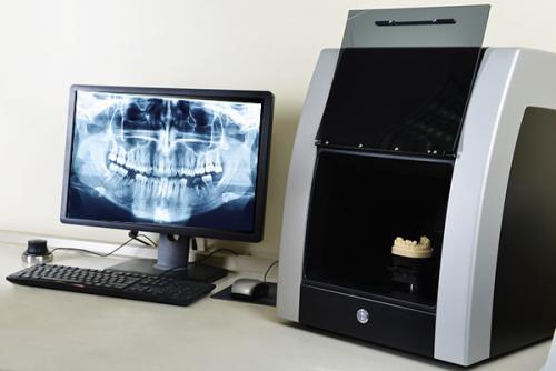 「3D導航微創植牙」使用精密的3D放射攝影詳細評估，事先模擬好手術規劃，讓動刀的傷口最小，且暴露的時間最短。